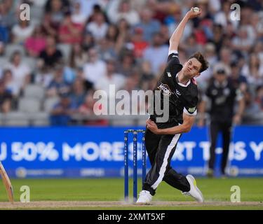 29. Juli 2024; Old Trafford Cricket Ground, Manchester, England; The Hundred Mens Cricket, Manchester Originals gegen Trent Rockets; Scott Currie von Manchester Originals im Bowlingspiel Stockfoto