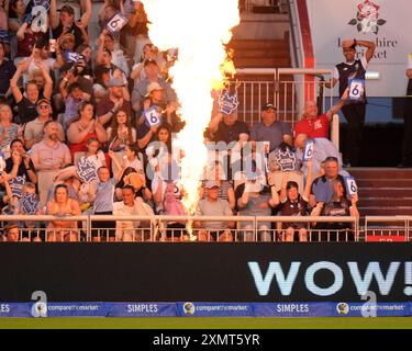 29. Juli 2024; Old Trafford Cricket Ground, Manchester, England; The Hundred Mens Cricket, Manchester Originals gegen Trent Rockets; Manchester Originals Fans feiern eine sechs Stockfoto