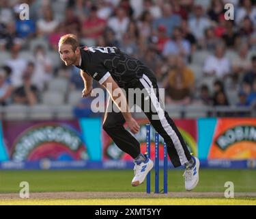 29. Juli 2024; Old Trafford Cricket Ground, Manchester, England; The Hundred Mens Cricket, Manchester Originals gegen Trent Rockets; Paul Walter von Manchester Originals im Bowlingspiel Stockfoto