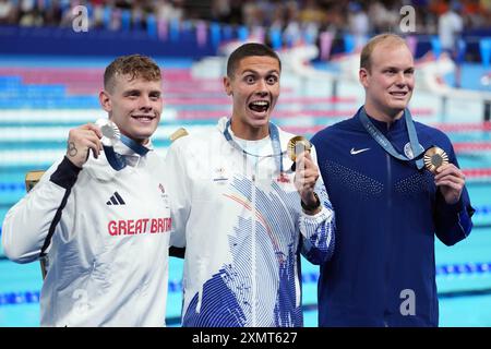 Paris, Frankreich. Juli 2024. Goldmedaillengewinner David Popovici (C) aus Rumänien, Silbermedaillengewinner Matthew Richards (L) aus Großbritannien und Bronzemedaillengewinner Luke Hobson aus den Vereinigten Staaten zeigen ihre Medaillen während der Siegerehrung für die 200-m-Schwimmfreistil der Männer bei den Olympischen Spielen 2024 in Paris, Frankreich, 29. Juli 2024. Quelle: Xue Yuge/Xinhua/Alamy Live News Stockfoto