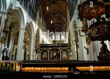 Barocker Chor der gotischen Kirche unserer Lieben Frau in Brügge, Belgien. Stockfoto