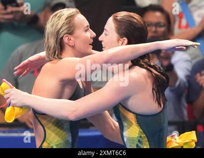 Paris, Frankreich. Juli 2024. Goldmedaillengewinnerin Mollie O'Callaghan (L) umarmt Silbermedaillengewinnerin Ariarne Titmus aus Australien nach dem 200 m Freistil-Finale der Frauen bei den Olympischen Spielen 2024 in Paris am Montag, 29. Juli 2024, in der Arena Le Defense in Paris, Frankreich. Foto: Richard Ellis/UPI Credit: UPI/Alamy Live News Stockfoto