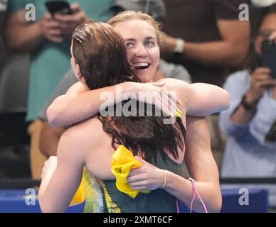 Paris, Frankreich. Juli 2024. Goldmedaillengewinnerin Mollie O'Callaghan (L) umarmt Silbermedaillengewinnerin Ariarne Titmus aus Australien nach dem 200 m Freistil-Finale der Frauen bei den Olympischen Spielen 2024 in Paris am Montag, 29. Juli 2024, in der Arena Le Defense in Paris, Frankreich. Foto: Richard Ellis/UPI Credit: UPI/Alamy Live News Stockfoto
