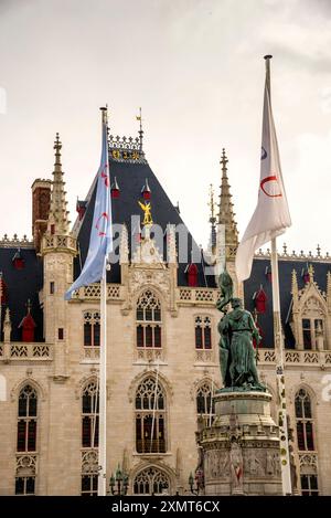 Provinciaal Hoff oder Provinzgericht und Statue der Kämpfer in der Schlacht am Goldenen Sporen, Brügge, Belgien. Stockfoto