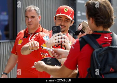 Mogyorod, Ungarn. Juli 2024. Formel 1 großer Preis von Ungarn in Hungaroring, Ungarn. Im Bild: Charles Leclerc (MON) von Scuderia Ferrari mit Fans im Fahrerlager © Piotr Zajac/Alamy Live News Stockfoto