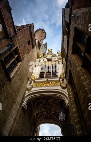 Portal im barocken Stil der Blind Donkey Street in Brügge, Belgien. Stockfoto