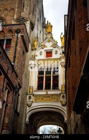 Portal im barocken Stil der Blind Donkey Street in Brügge, Belgien. Stockfoto