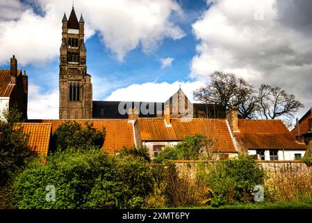 Neoromanischer Glockenturm der Kathedrale St. Salvador in Brügge, Belgien und gotische Ziegelfassade. Stockfoto