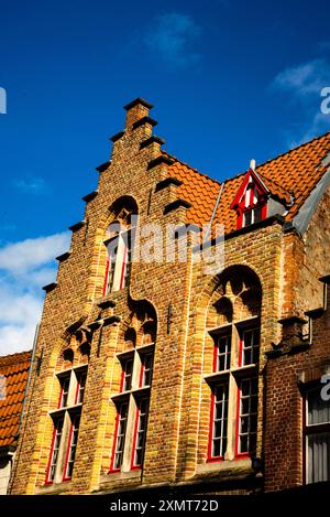 Ziegelsteingiebel im gotischen Stil in Brügge, Belgien. Stockfoto