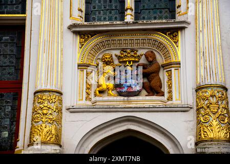 Barockpalast der Freiheit von Brügge, Belgien und Wappen von Brügge. Stockfoto