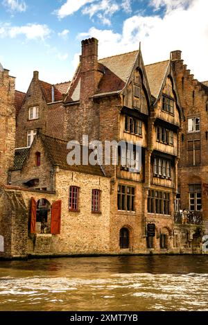 Doppelter Holzgiebel eines historischen Boutique-Hotels in Brügge, Belgien. Stockfoto