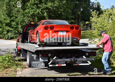 Eine Corvette wird zum Transport auf einen Rollback Wrecker geladen. Stockfoto