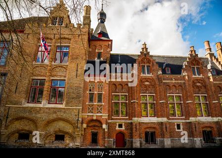 Ziegelsteingiebel im gotischen Stil in Brügge, Belgien. Stockfoto