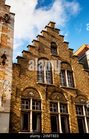 Ziegelstufengiebel mit Kartuschen in Brügge, Belgien. Stockfoto