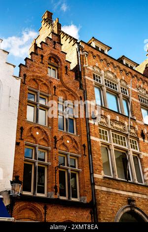 Ziegelstufengiebel und gotisches Tracery in Brügge, Belgien. Stockfoto