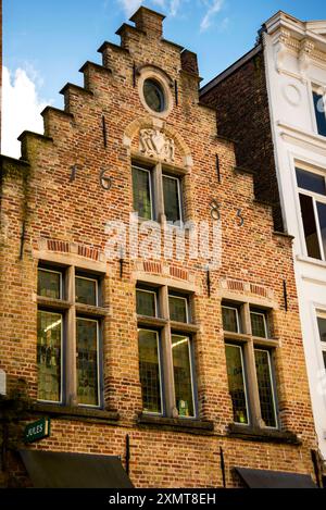 Ziegelstufengiebel und oculus Window in Brügge, Belgien. Stockfoto