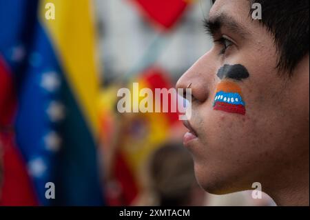 Madrid, Spanien. Juli 2024. Ein Mann mit einer venezolanischen Flagge auf seinem Gesicht wird während einer Demonstration gesehen. In Madrid wohnhafte Venezolaner versammelten sich in Puerta del Sol, um zu protestieren und ihre Ablehnung der Wahlergebnisse in Venezuela zum Ausdruck zu bringen und Oppositionsführerin Maria Corina Machado und Oppositionskandidat Edmundo Gonzalez zu unterstützen. Quelle: Marcos del Mazo/Alamy Live News Stockfoto