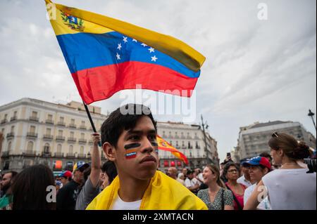 Madrid, Spanien. Juli 2024. Ein Mann mit einer venezolanischen Flagge auf seinem Gesicht wird während einer Demonstration gesehen. In Madrid wohnhafte Venezolaner versammelten sich in Puerta del Sol, um zu protestieren und ihre Ablehnung der Wahlergebnisse in Venezuela zum Ausdruck zu bringen und Oppositionsführerin Maria Corina Machado und Oppositionskandidat Edmundo Gonzalez zu unterstützen. Quelle: Marcos del Mazo/Alamy Live News Stockfoto