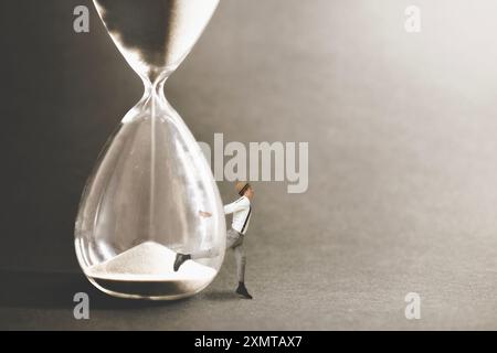 Surrealer Mensch läuft vor einer Sanduhr weg, in der die Zeit unaufhaltsam fließt, abstraktes Konzept Stockfoto