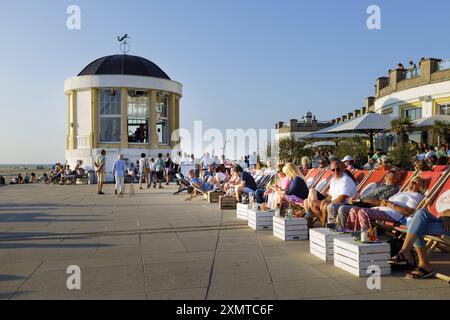 Touristen auf der Strandpromenade auf der Insel Borkum, 19.07.2024. Borkum Deutschland *** Touristen an der Strandpromenade auf der Insel Borkum, 19 07 2024 Borkum Deutschland Copyright: xUtexGrabowskyxphotothek.dex Stockfoto