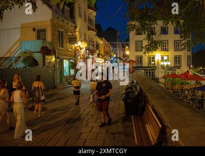 Québec City, Kanada - 18. Juli 2023: Viele Touristen laufen abends die Petit Champlain Street in Old Quebec City entlang. Stockfoto