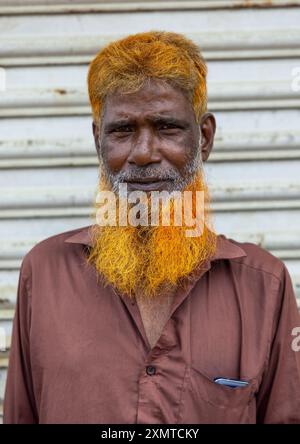 Porträt eines bangladeschischen Mannes mit Bart und Henna gefärbtem Haar, Dhaka Division, Keraniganj, Bangladesch Stockfoto