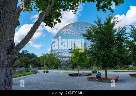 Montreal, Kanada - 23. Juli 2023: Die Expo '67 Biosphäre mit einigen nicht erkennbaren Menschen im Vordergrund. An einem sonnigen Sommertag. Stockfoto