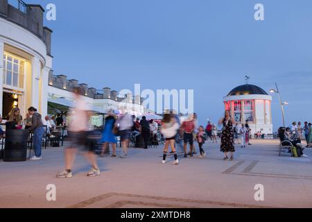 Touristen auf der Promenade am Strand auf der Insel Borkum, 19.07.2024. Borkum Deutschland *** Touristen an der Strandpromenade auf der Insel Borkum, 19 07 2024 Borkum Deutschland Copyright: xUtexGrabowskyxphotothek.dex Stockfoto