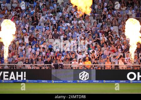 29. Juli 2024; Old Trafford Cricket Ground, Manchester, England; The Hundred Mens Cricket, Manchester Originals gegen Trent Rockets; Manchester Originals Fans feiern eine sechs Stockfoto