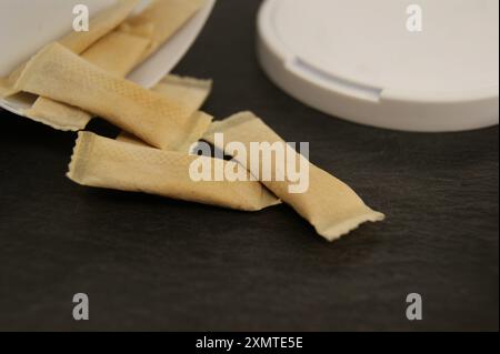 Verpackung und Nikotinpads auf dunklem Hintergrund. Stockfoto