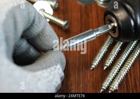 Entfernen des Torx-Bits vom Adapter. Arbeitsprozess des Builders. Stockfoto