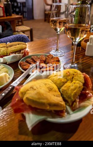 Traditioneller Serrano-Schinken und Sobrasada-Sandwich mit Rosenwein in der Bar Costa Santa Gertrudis Ibiza Stockfoto