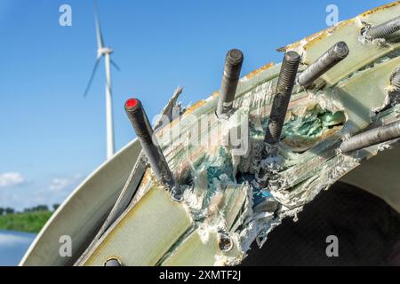 Nahaufnahme eines demontierten Blattes einer 23 Jahre alten Windkraftanlage, bestehend aus einer Materialmischung, glasfaserverstärktem Material, GFK, Verbundwerkstoffen, CFR Stockfoto