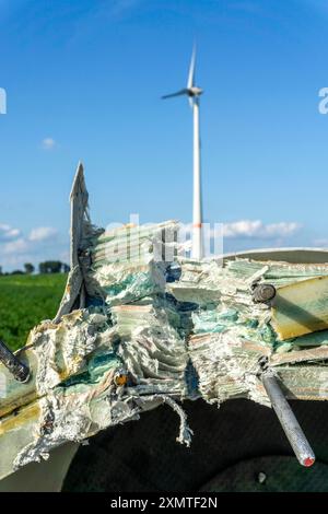 Nahaufnahme eines demontierten Blattes einer 23 Jahre alten Windkraftanlage, bestehend aus einer Materialmischung, glasfaserverstärktem Material, GFK, Verbundwerkstoffen, CFR Stockfoto