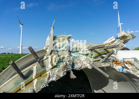 Nahaufnahme eines demontierten Blattes einer 23 Jahre alten Windkraftanlage, bestehend aus einer Materialmischung, glasfaserverstärktem Material, GFK, Verbundwerkstoffen, CFR Stockfoto