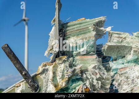 Nahaufnahme eines demontierten Blattes einer 23 Jahre alten Windkraftanlage, bestehend aus einer Materialmischung, glasfaserverstärktem Material, GFK, Verbundwerkstoffen, CFR Stockfoto