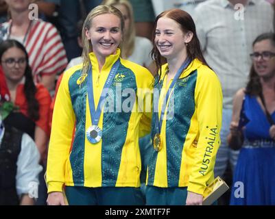 Paris, Frankreich. Juli 2024. Die Goldmedaillengewinnerin Mollie O'Callaghan (R) steht mit der Silbermedaille Ariarne Titmus aus Australien, nachdem sie am Montag, den 29. Juli 2024, bei den Olympischen Spielen in Paris 2024 in der Arena Le Defense in Paris, Frankreich, ihre Medaille für das 200-m-Freistil-Finale der Frauen erhalten hat. Foto: Richard Ellis/UPI Credit: UPI/Alamy Live News Stockfoto