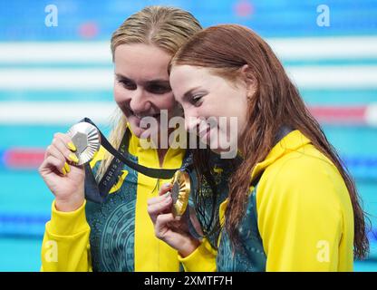 Paris, Frankreich. Juli 2024. Die australische Goldmedaillengewinnerin Mollie O'Callaghan (R) und die australische Silbermedaille Ariarne Titmus (Australien) halten ihre Medaillen für das 200-m-Freistil-Finale der Frauen bei den Olympischen Spielen 2024 in Paris am Montag, 29. Juli 2024, in der Arena Le Defense in Paris, Frankreich. Foto: Richard Ellis/UPI Credit: UPI/Alamy Live News Stockfoto
