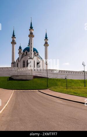 Kasan, Tatarstan, Russland, 1. Juni 2023. Kasan Kreml im Sommer, schöner Blick auf die Kul Sharif Moschee, ein Wahrzeichen von Kasan. Moderne Architektur, bis Stockfoto