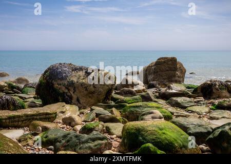 Die Felsen an der Küste Stockfoto