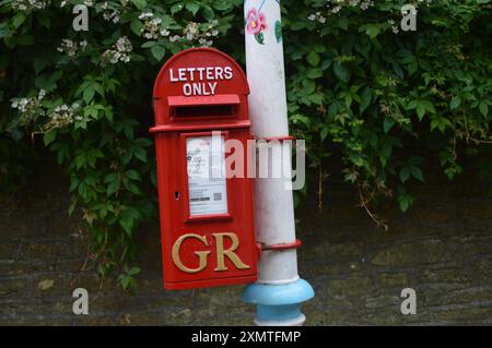 Roter Briefkasten an der Valentinskastenlampe auf Catherine Hill. Frome, Somerset, England, Vereinigtes Königreich. Juni 2024. Stockfoto