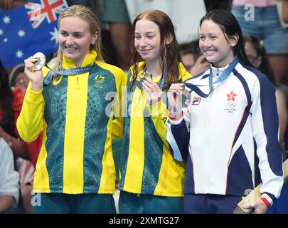 Paris, Frankreich. Juli 2024. Goldmedaillengewinnerin Mollie O'Callaghan aus Australien (C), Silbermedaillengewinnerin Ariarne Titmus aus Australien (L) und Bronzemedaillengewinnerin Siobhan Bernadette Haughey aus Hongkong posieren am Montag, den 29. Juli, auf dem Podium nach dem 200-m-Freistil-Finale der Frauen bei den Olympischen Spielen in Paris 2024 in der Arena Le Defense in Paris, Frankreich. 2024. Foto: Richard Ellis/UPI Credit: UPI/Alamy Live News Stockfoto