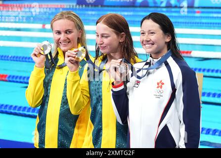Paris, Frankreich. Juli 2024. Goldmedaillengewinnerin Mollie O'Callaghan aus Australien (C), Silbermedaillengewinnerin Ariarne Titmus aus Australien (L) und Bronzemedaillengewinnerin Siobhan Bernadette Haughey aus Hongkong posieren nach dem 200-m-Freistil-Finale der Frauen bei den Olympischen Spielen in Paris 2024 in der Arena Le Defense in Paris, Frankreich am Montag, 29. Juli 2024. Foto: Richard Ellis/UPI Credit: UPI/Alamy Live News Stockfoto