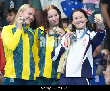 Paris, Frankreich. Juli 2024. Goldmedaillengewinnerin Mollie O'Callaghan aus Australien (C), Silbermedaillengewinnerin Ariarne Titmus aus Australien (L) und Bronzemedaillengewinnerin Siobhan Bernadette Haughey aus Hongkong posieren für ein Selfie nach dem 200-m-Freistil-Finale der Frauen bei den Olympischen Spielen in Paris 2024 in der Arena Le Defense in Paris, Frankreich am Montag, den 29. Juli. 2024. Foto: Richard Ellis/UPI Credit: UPI/Alamy Live News Stockfoto