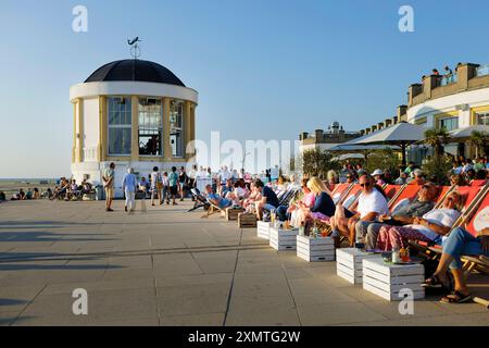 Borkum, Deutschland. Juli 2024. Touristen an der Strandpromenade auf der Insel Borkum, 19. Juli 2024. || Modellveröffentlichung verfügbar Guthaben: dpa/Alamy Live News Stockfoto