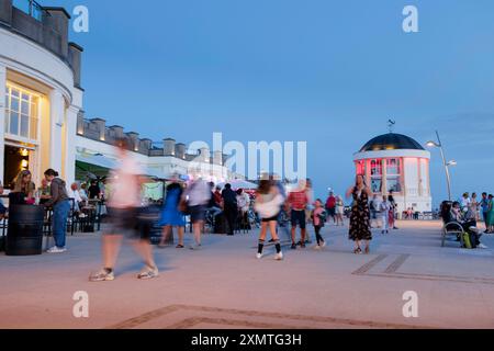 Borkum, Deutschland. Juli 2024. Touristen auf der Strandpromenade auf der Insel Borkum, 19. Juli 2024. || Modellveröffentlichung verfügbar Guthaben: dpa/Alamy Live News Stockfoto