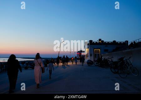 Borkum, Deutschland. Juli 2024. Touristen auf der Strandpromenade auf der Insel Borkum, 19. Juli 2024. || Modellveröffentlichung verfügbar Guthaben: dpa/Alamy Live News Stockfoto