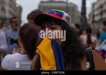 Madrid, Madrid, Spanien. Juli 2024. Eine Frau weint und bedeckt ihren Mund mit der venezolanischen Flagge während einer Demonstration in Puerta del Sol im Zentrum von Madrid. Die venezolanische Gemeinde in Madrid rief zu Protest gegen das Wahlergebnis in Venezuela auf. (Kreditbild: © Luis Soto/ZUMA Press Wire) NUR REDAKTIONELLE VERWENDUNG! Nicht für kommerzielle ZWECKE! Stockfoto