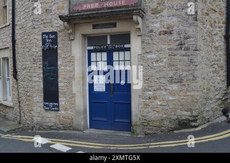 Das Sun Inn in der Catherine Street mit einer TARDIS-inspirierten Police Box Tür. Frome, Somerset, England, Vereinigtes Königreich. Juni 2024. Stockfoto