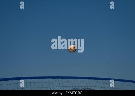 Ein actiongeladener Moment des 3x3 Ladeira Beach Volleyball Turniers in Baiona fängt einen Volleyball ein, der durch die Luft schwingt. Die dynamische Szene hoch Stockfoto